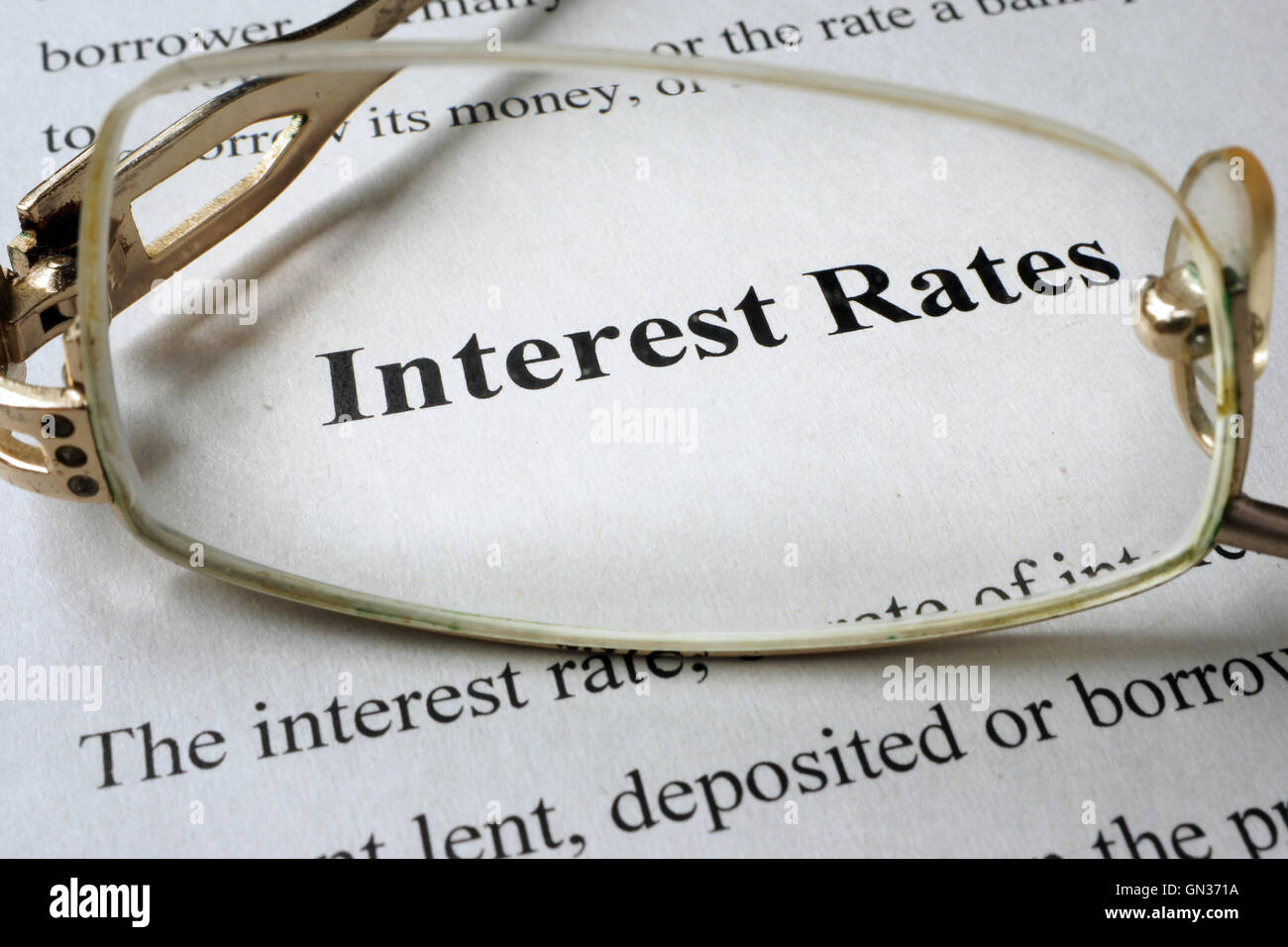 La page de papier avec des mots les taux d'intérêt et des lunettes. Banque D'Images