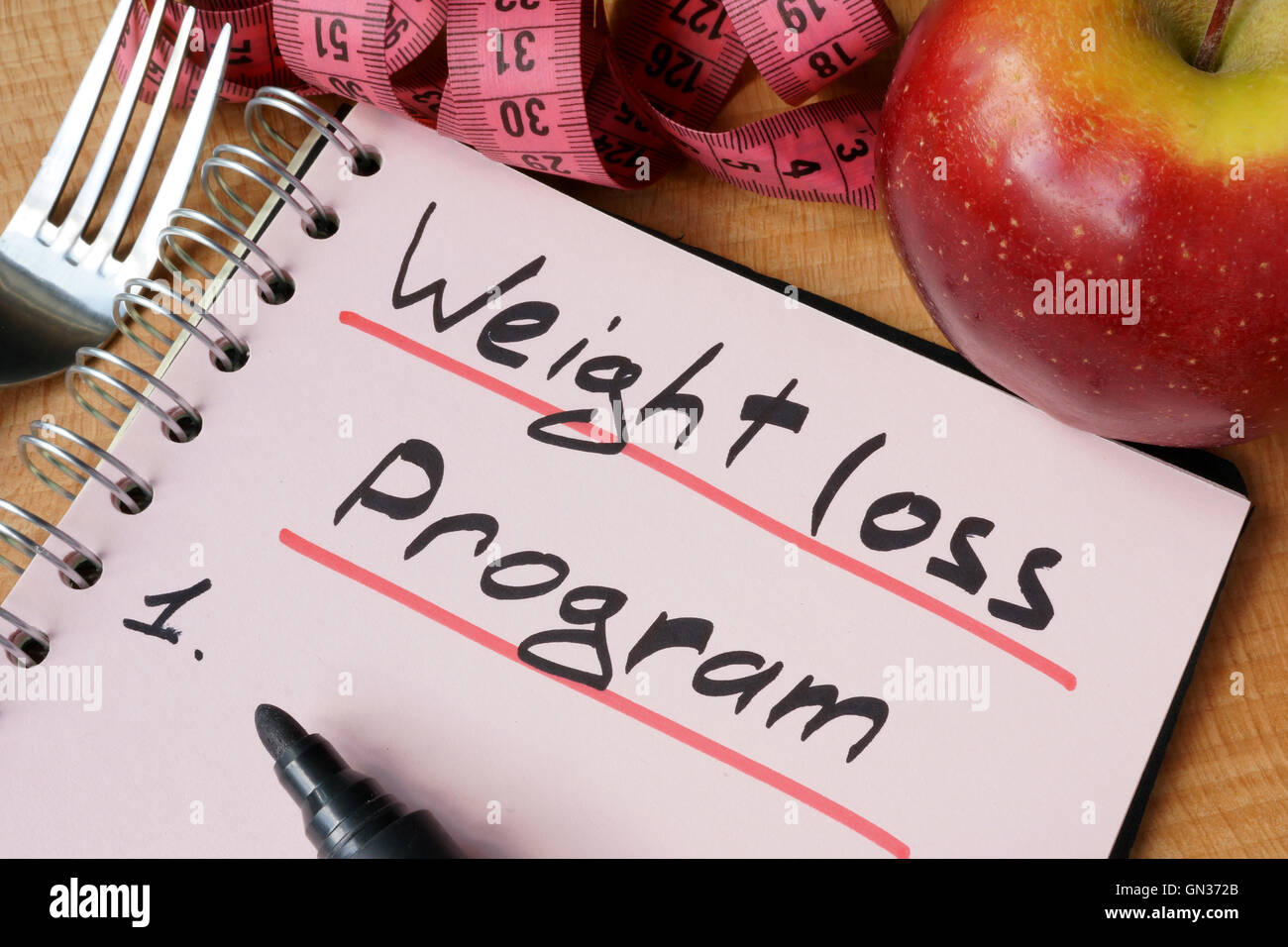 Journal intime avec un enregistrement de programme de perte de poids sur une table. Banque D'Images