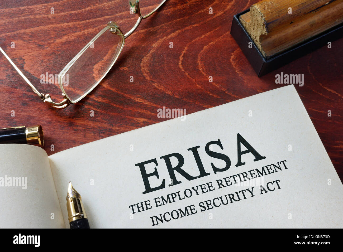 La page avec l'ERISA Employee Retirement Income Security Act de 1974 sur une table. Banque D'Images