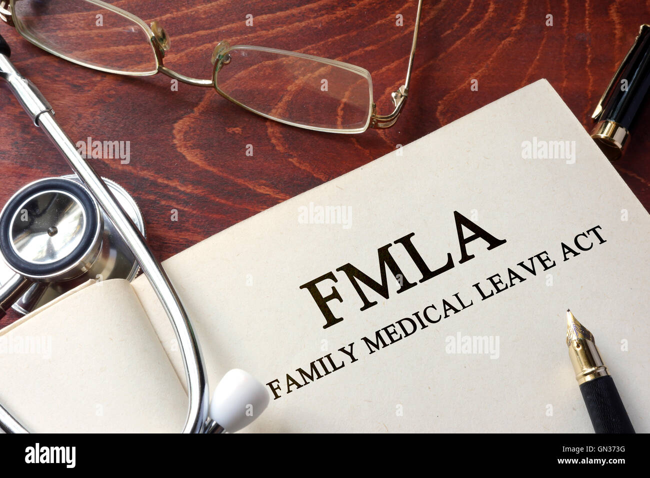 Page avec FMLA Family Medical Leave Act sur une table. Banque D'Images