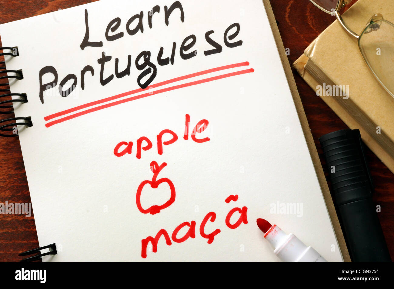 Apprendre le portugais écrit dans un bloc-notes. Concept de l'éducation. Banque D'Images