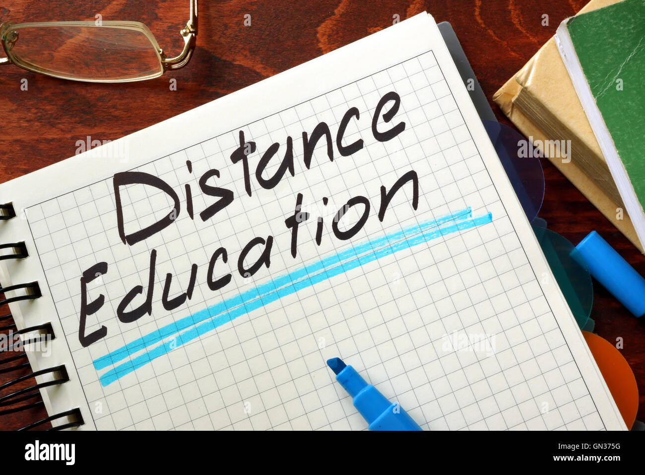 Signer l'enseignement à distance écrit dans un bloc-notes sur une table. Banque D'Images