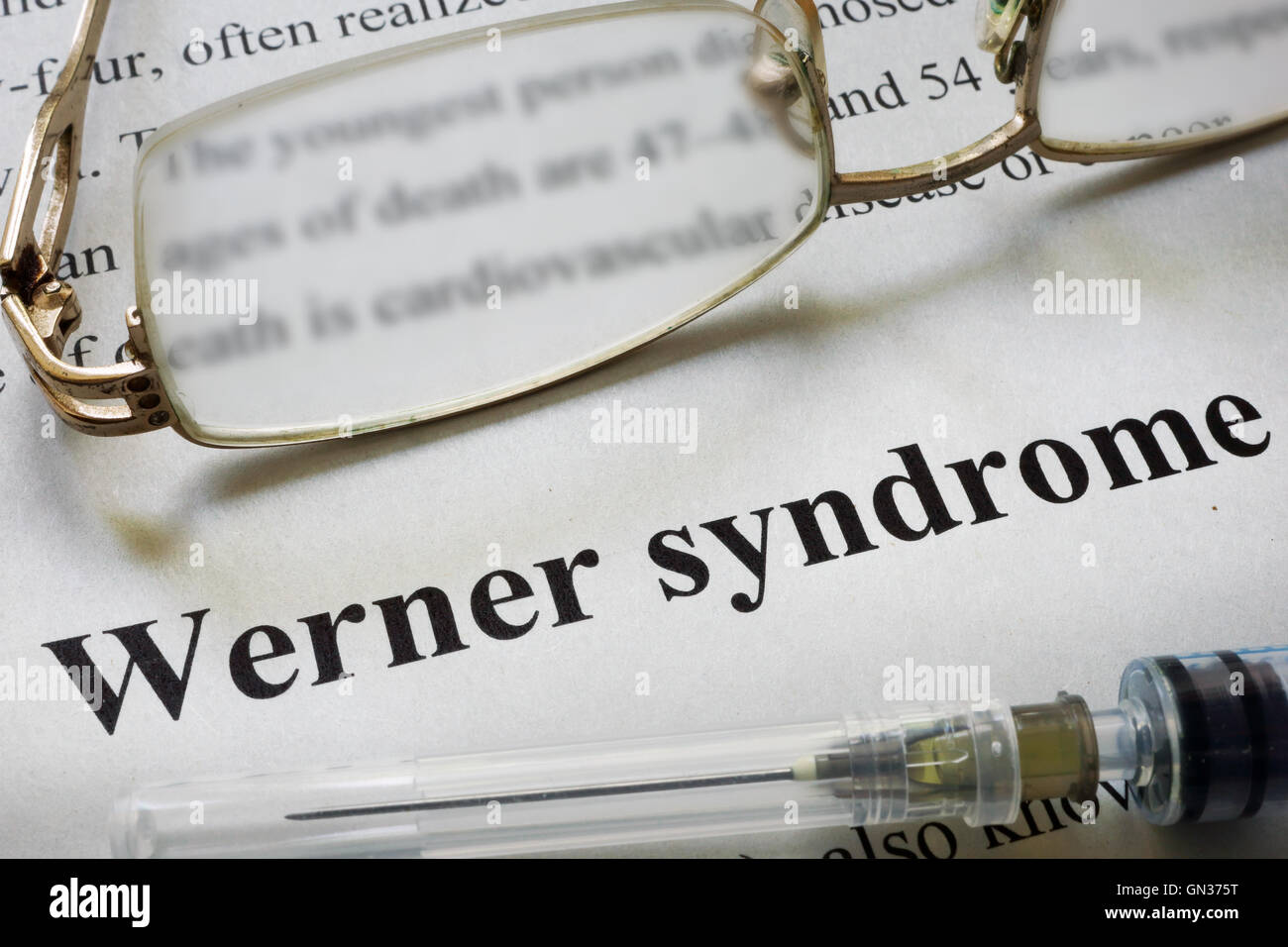 Papier avec des mots Werner syndrome et lunettes. Concept médical. Banque D'Images