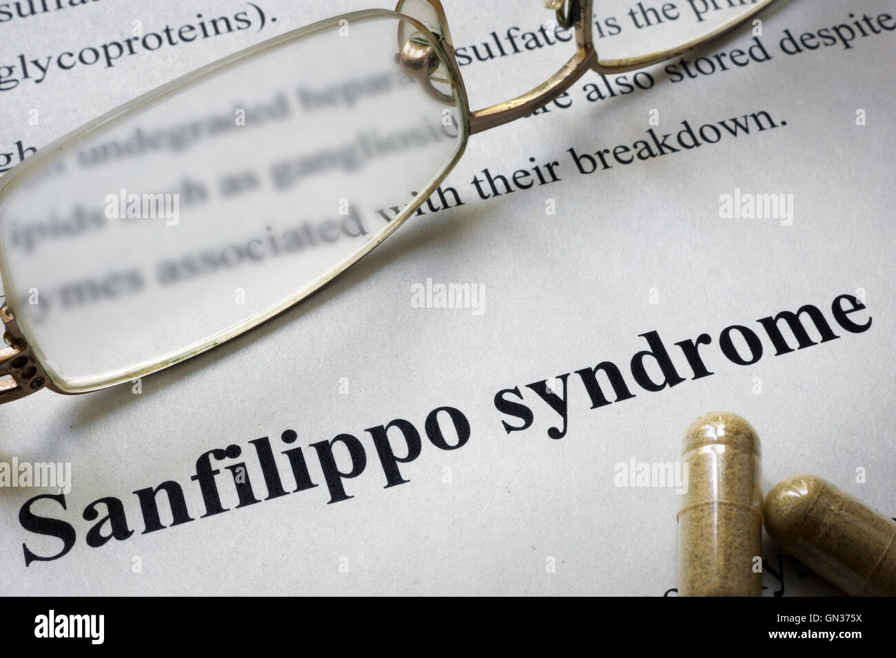 Papier avec syndrome de Sanfilippo mots et verres. Concept médical. Banque D'Images