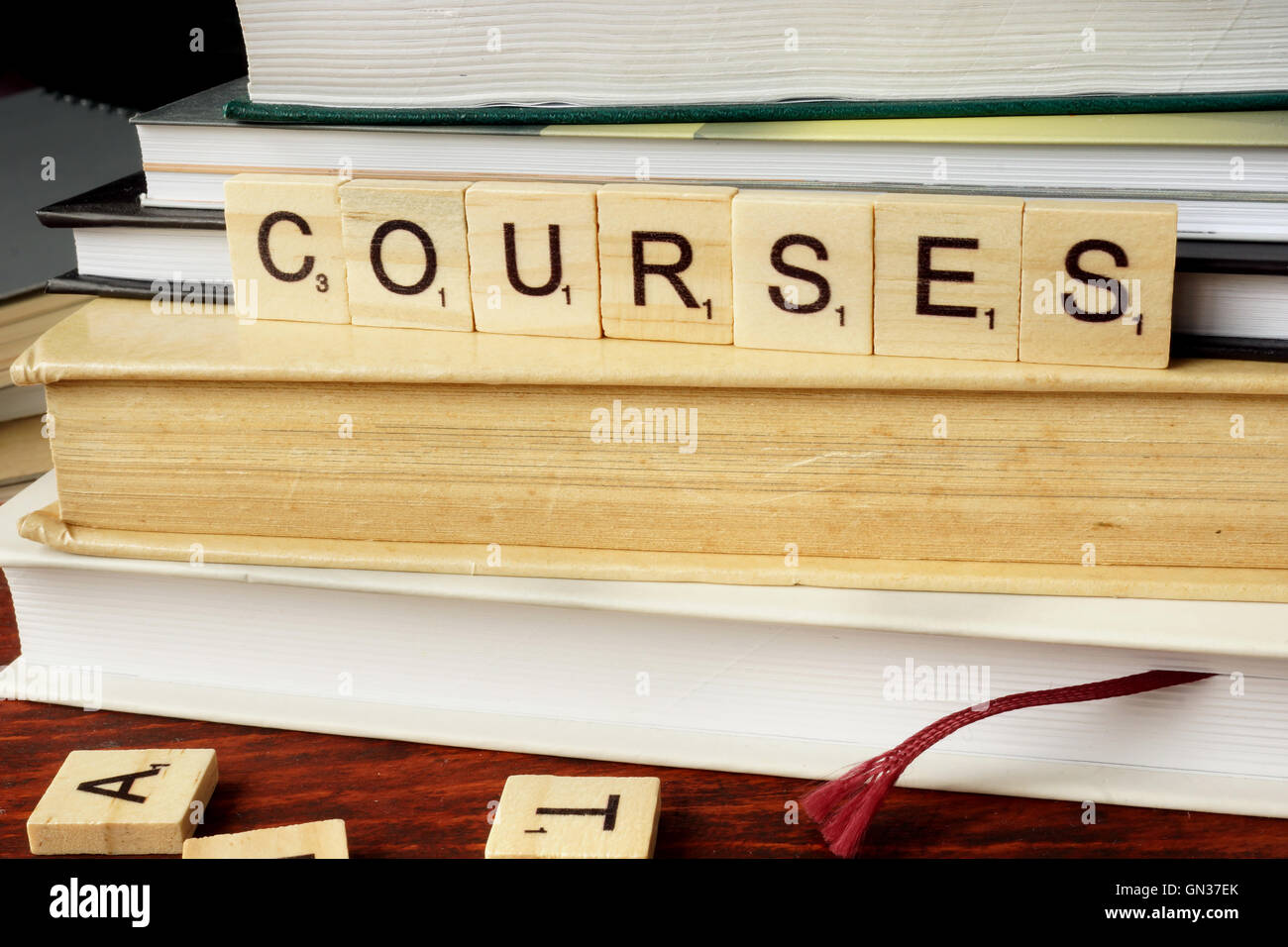 Cours Word à partir de blocs en bois avec des lettres. Banque D'Images