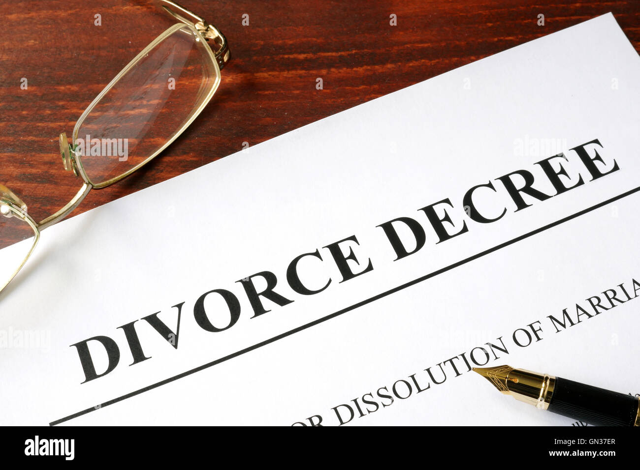 Formulaire de divorce sur un fond de bois Banque D'Images