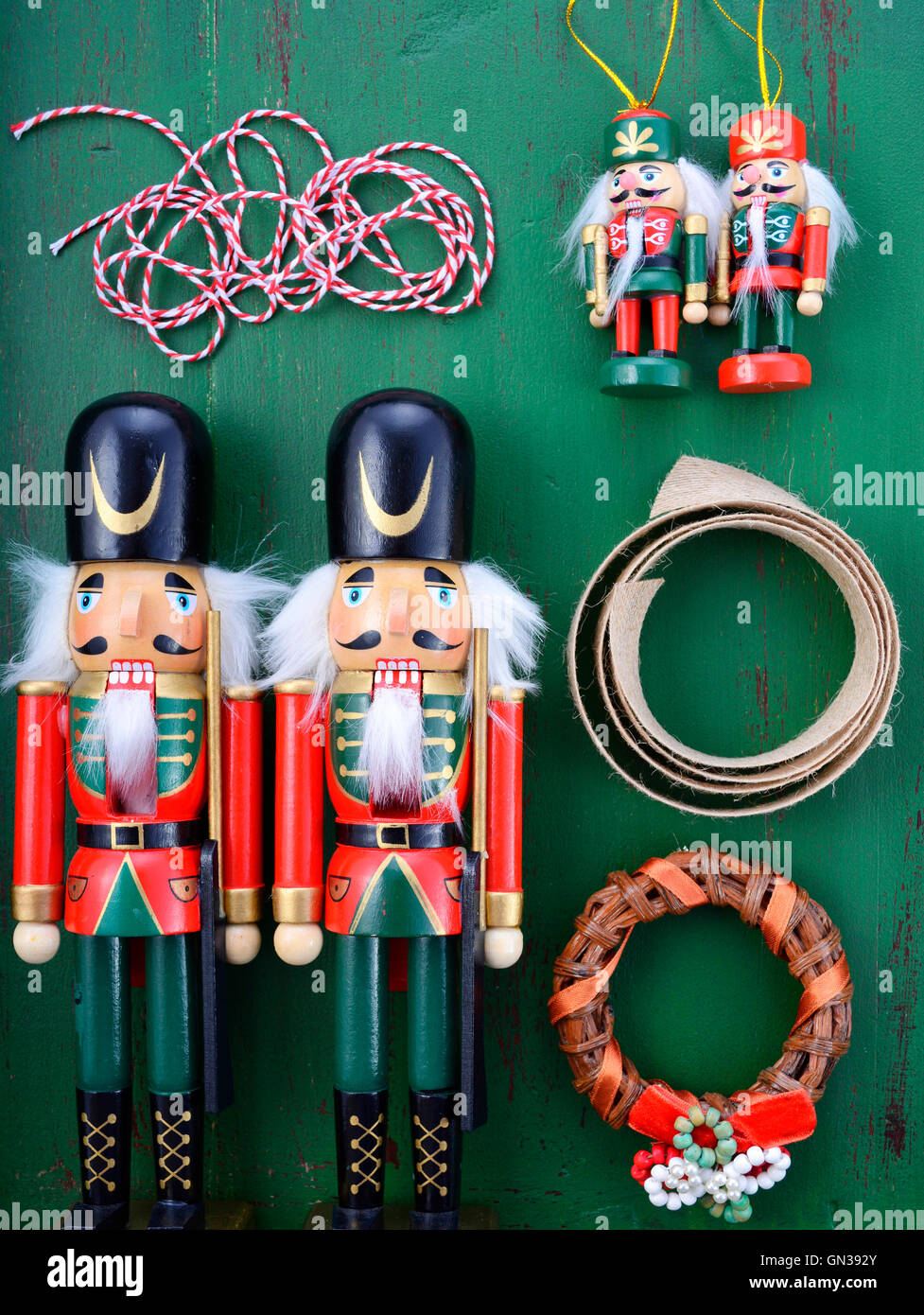 Bonnes fêtes de Noël arrière-plan de mise à plat avec des ornements sur un fond vert bois rustique. Banque D'Images