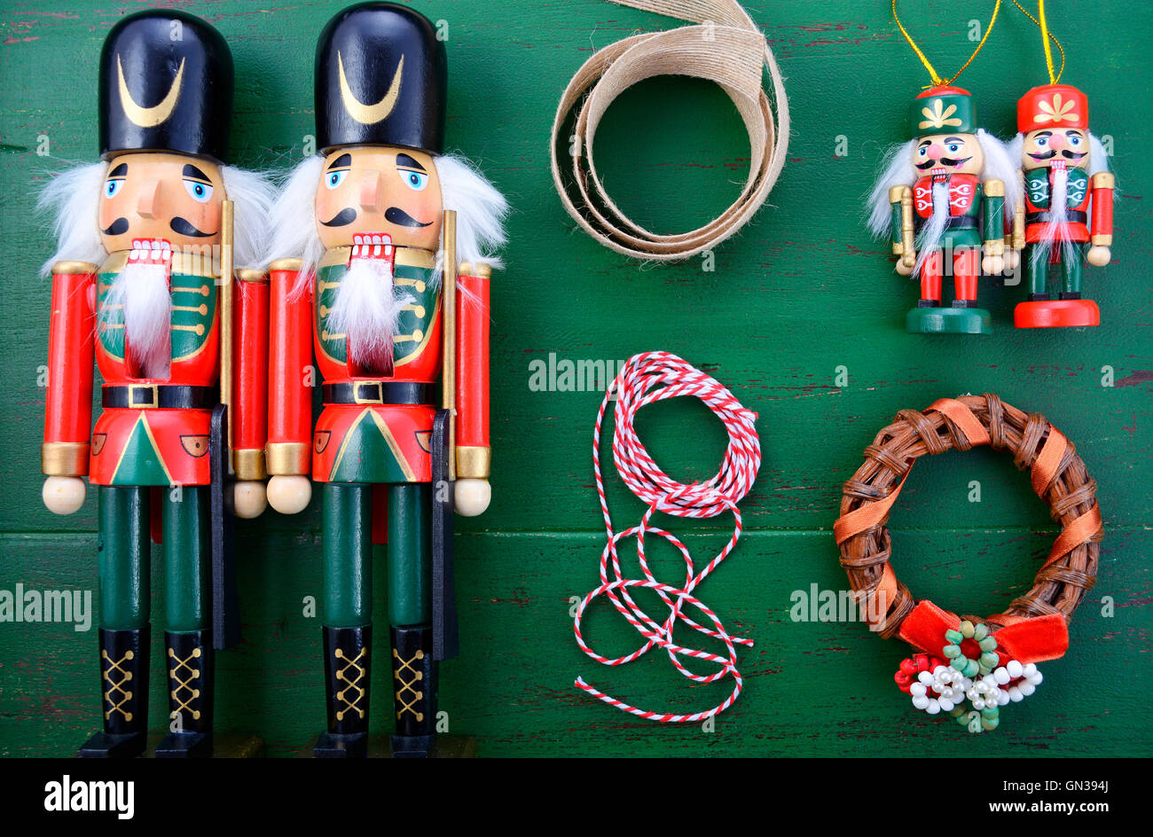 Bonnes fêtes de Noël arrière-plan de mise à plat avec des ornements sur un fond vert bois rustique. Banque D'Images