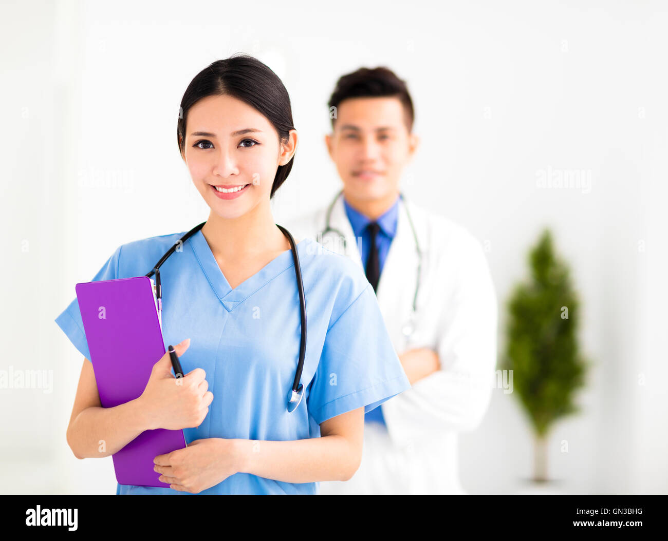 Smiling médecins travaillent à l'hôpital Banque D'Images