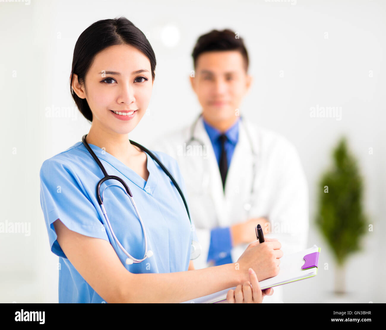 Smiling médecins travaillent à l'hôpital Banque D'Images