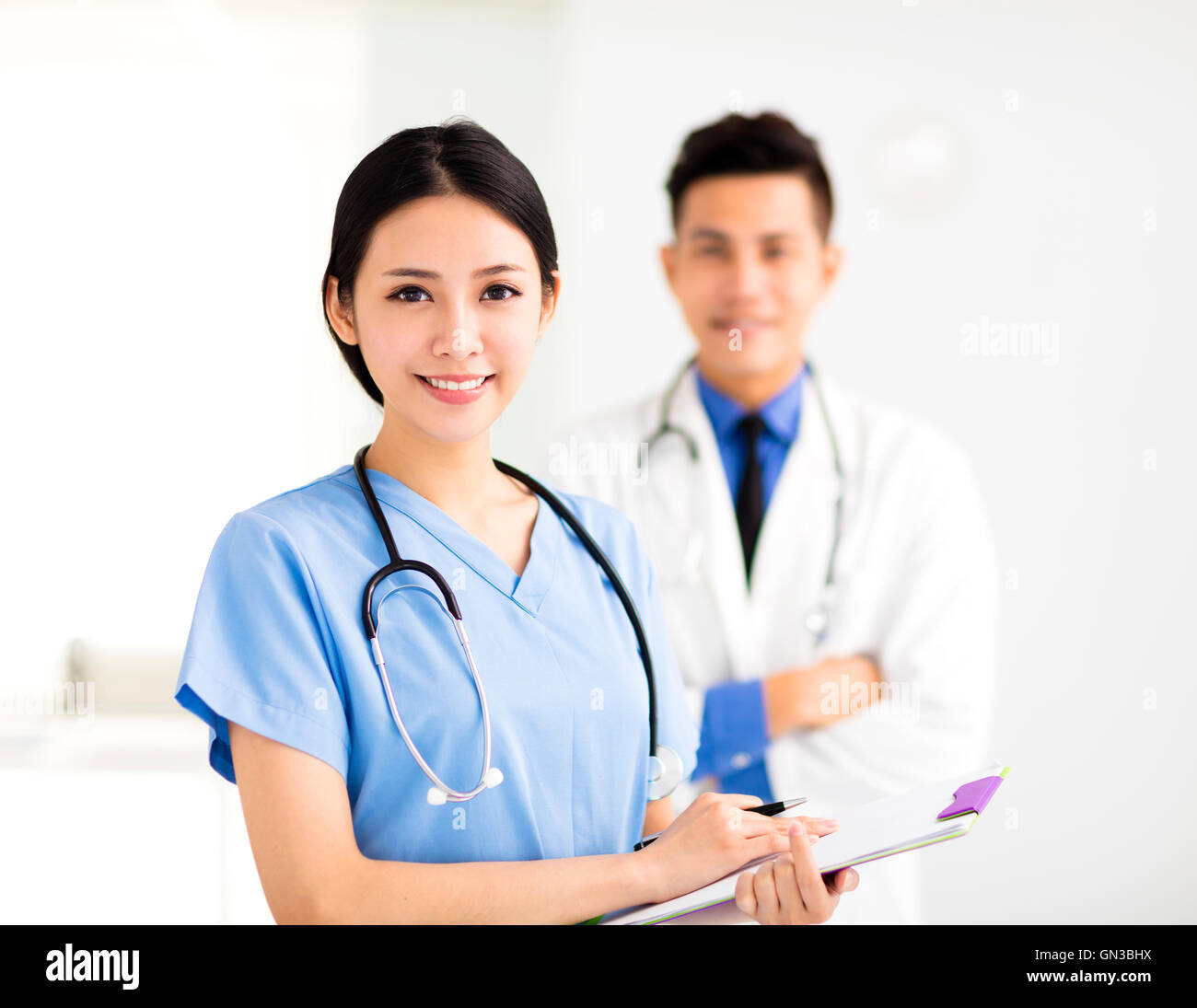 Smiling médecins travaillent à l'hôpital Banque D'Images