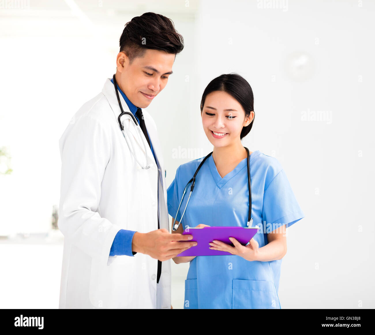 Smiling médecins travaillant au bureau Banque D'Images