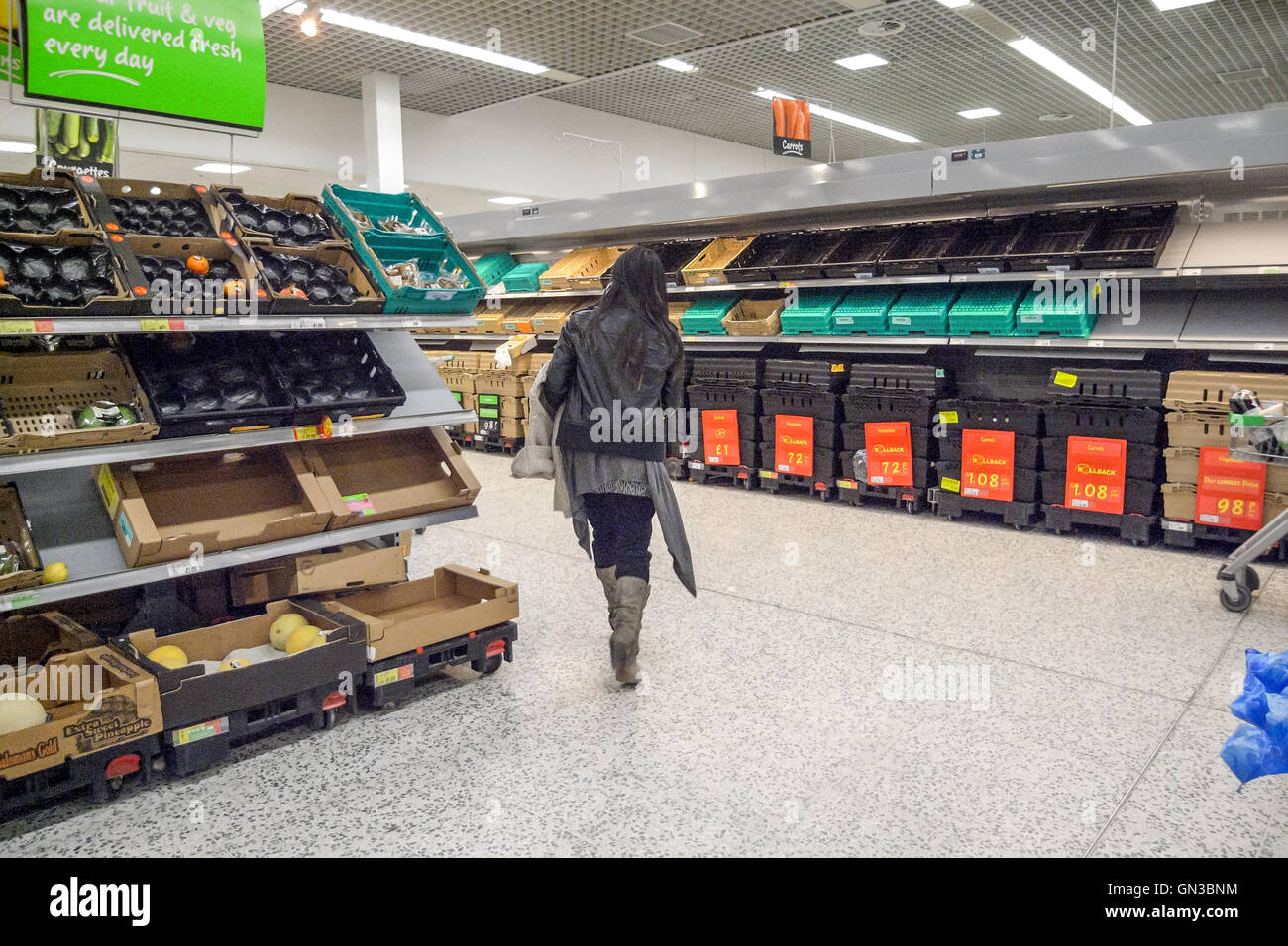 Étagères vides dans un hypermarché de la Asda suite à une prestation de transport crise. Banque D'Images