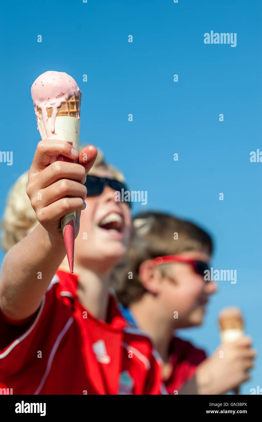 Les jeunes garçons sirotant une boisson ice-cream cone. Banque D'Images