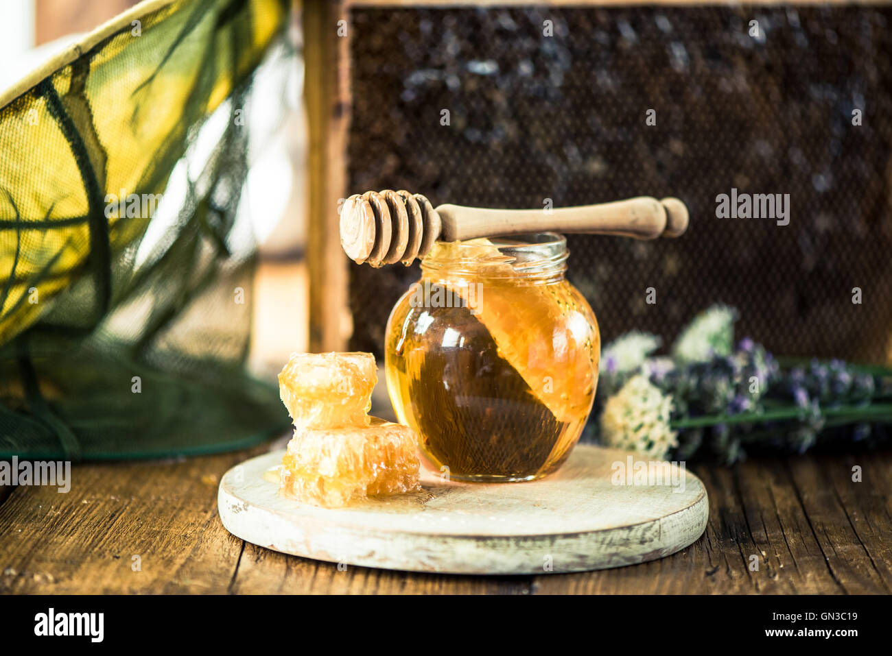 Le miel et le chapeau d'apiculteur avec net, industrie de l'agriculture Banque D'Images