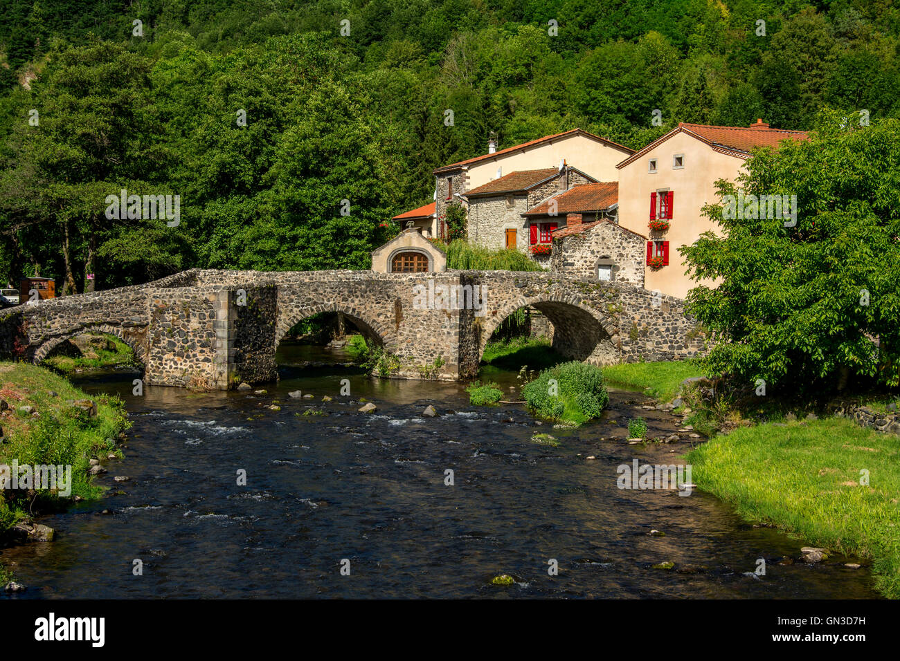 Pont en pierre sur le Pavin couze qui traverse le village de Saurier, Puy de Dome. Auvergne Rhône Alpes, France Banque D'Images
