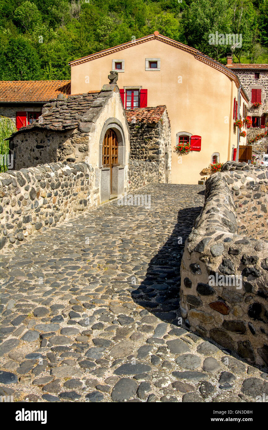 Pont en pierre sur le Pavin couze qui traverse le village de Saurier, Puy de Dome. Auvergne Rhône Alpes, France Banque D'Images