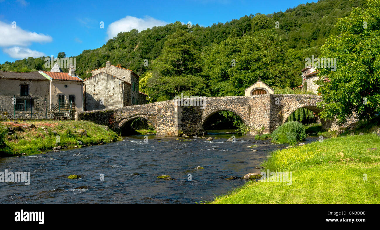 Pont en pierre sur le Pavin couze qui traverse le village de Saurier, Puy de Dome. Auvergne Rhône Alpes, France Banque D'Images