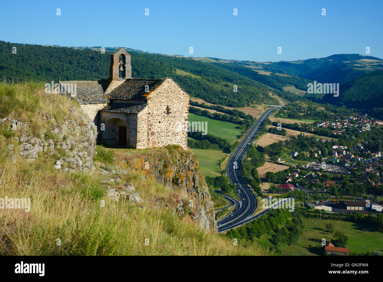 Chapelle Sainte-Madeleine donnant sur l'autoroute a75 et vue sur Massiac village. Le Cantal. L'Auvergne. France Banque D'Images