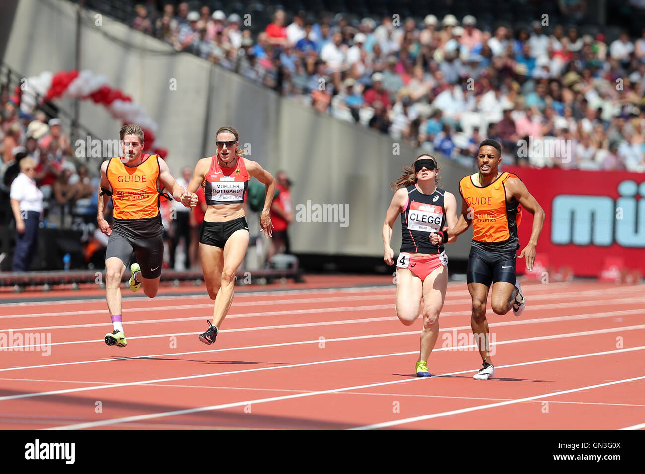 Libby CLEGG avec guide Chris Clarke et Katrin Mueller-ROTTGARDT avec Guide Sebastian FRICKE. 200m femmes T11/12, 2016 Anniversaire de l'IPC, les Jeux du Parc Olympique Queen Elizabeth, Stratford, London, UK. Banque D'Images