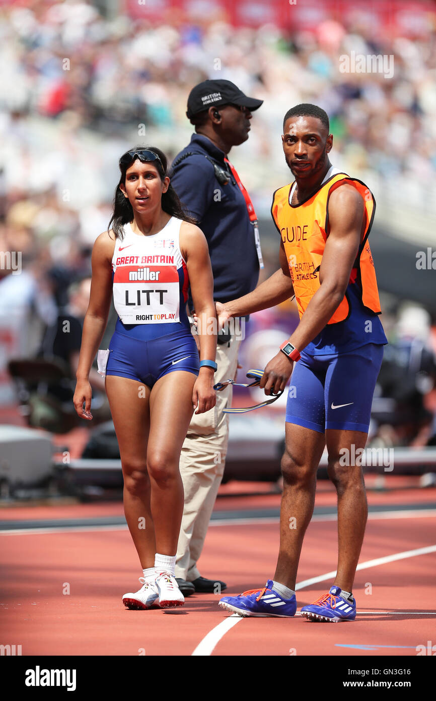 Selina LITT avec guide Ryan ASQUITH après le Women's 200m T11/12, 2016 Anniversaire de l'IPC, les Jeux du Parc Olympique Queen Elizabeth, Stratford, London, UK. Banque D'Images