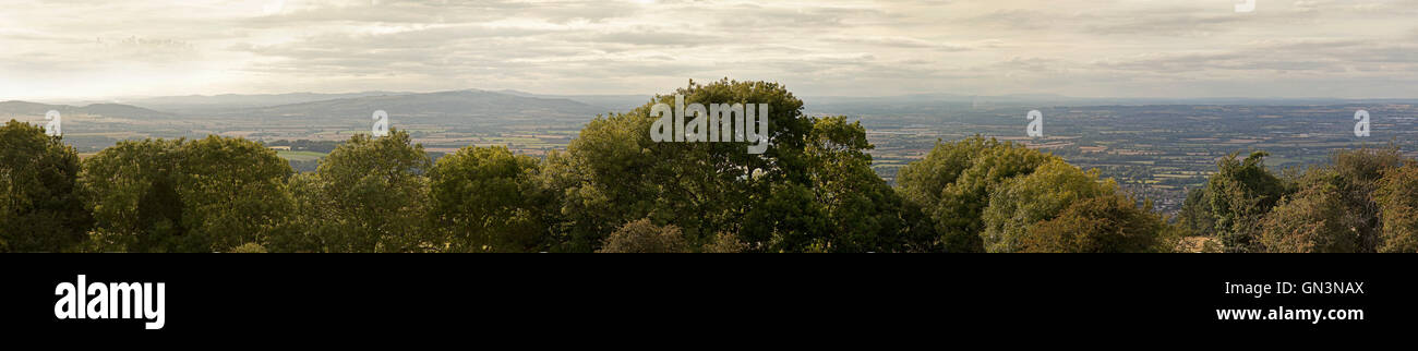 Vue panoramique à l'ouest de Broadway Hill, près du village de Broadway, UK, été, soleil du soir. Banque D'Images