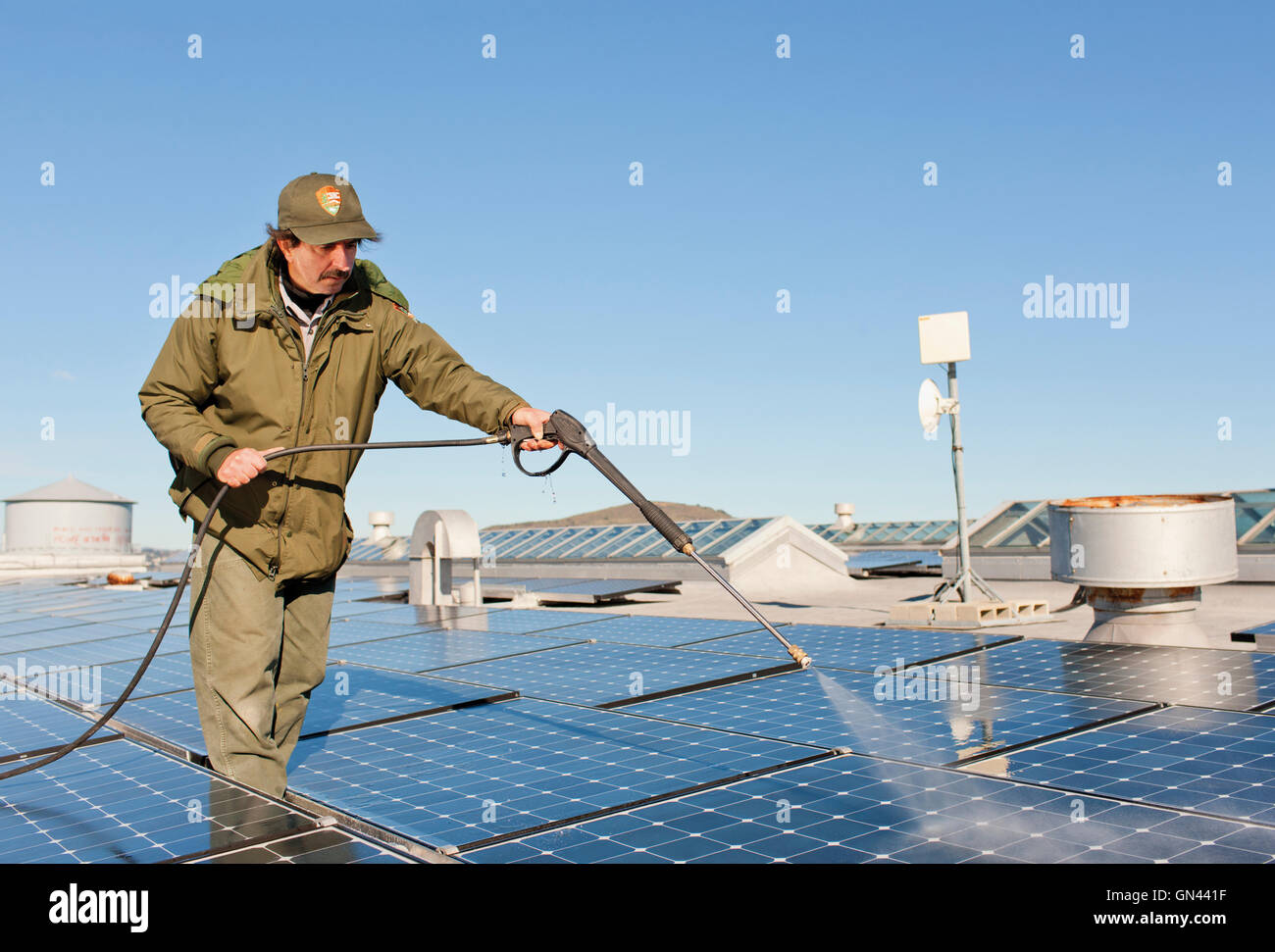 Un Katsane Ray National Park Service alimentation employé lave les panneaux solaires à l'île d'Alcatraz. L'accueil de longue date d'Al Capone Banque D'Images