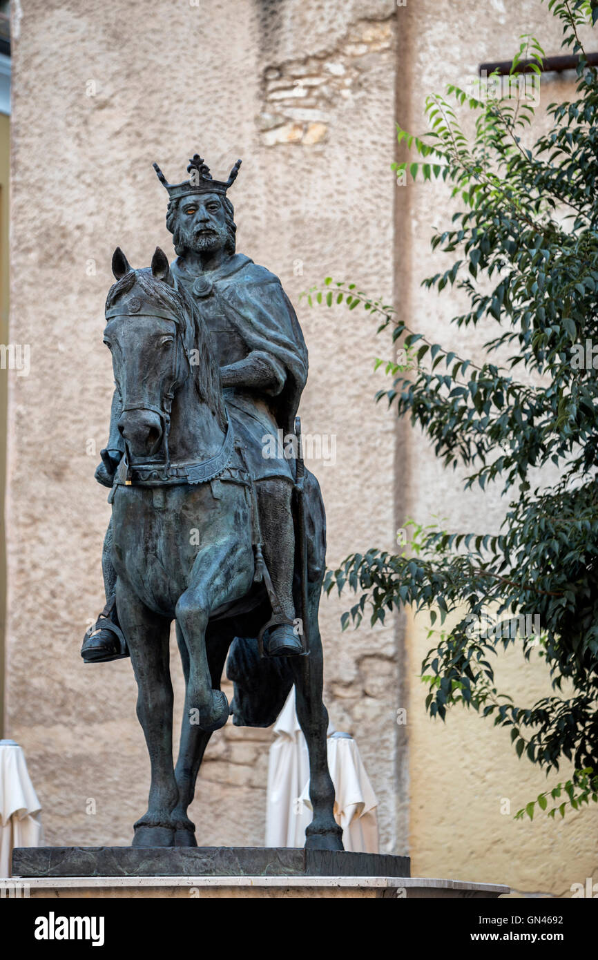 Sculpture du roi Alphonse VIII dans la vieille ville de la ville, le travail de l'artiste Javier Barrios de Cuenca, Cuenca, Espagne Banque D'Images