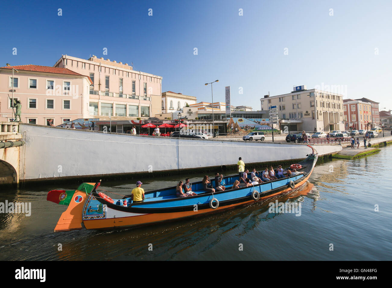 AVEIRO, PORTUGAL - 28 juillet 2016 : Moliceiro ou bateau traditionnel dans le centre d'Aveiro, Portugal, région Centre. Banque D'Images