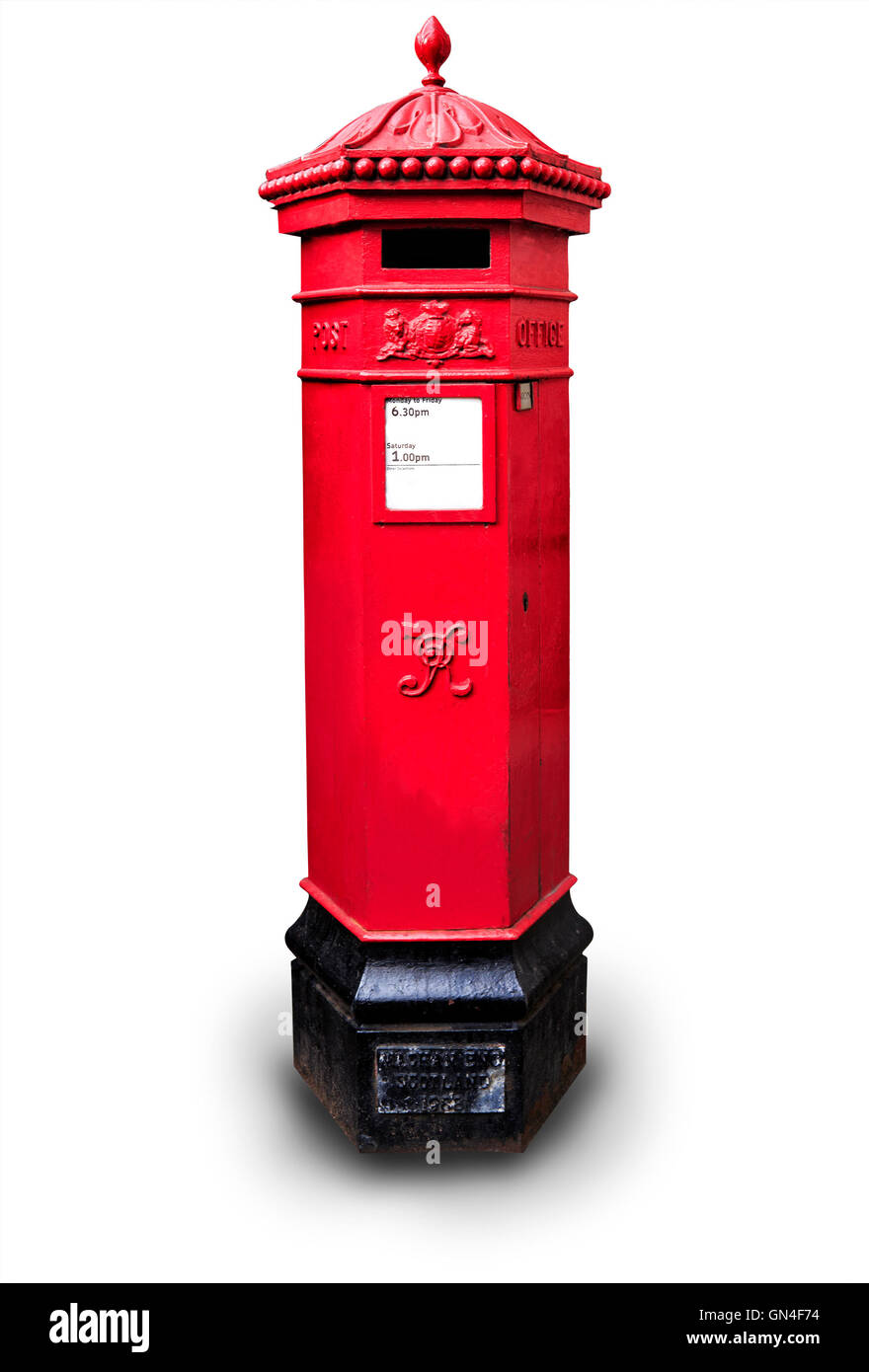Post box traditionnel à Londres isolé sur fond blanc Banque D'Images