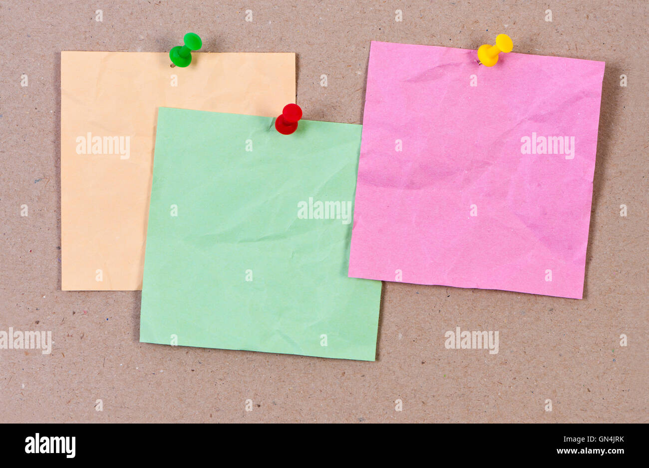 Sticky Notes jointes punaise froissé. Banque D'Images