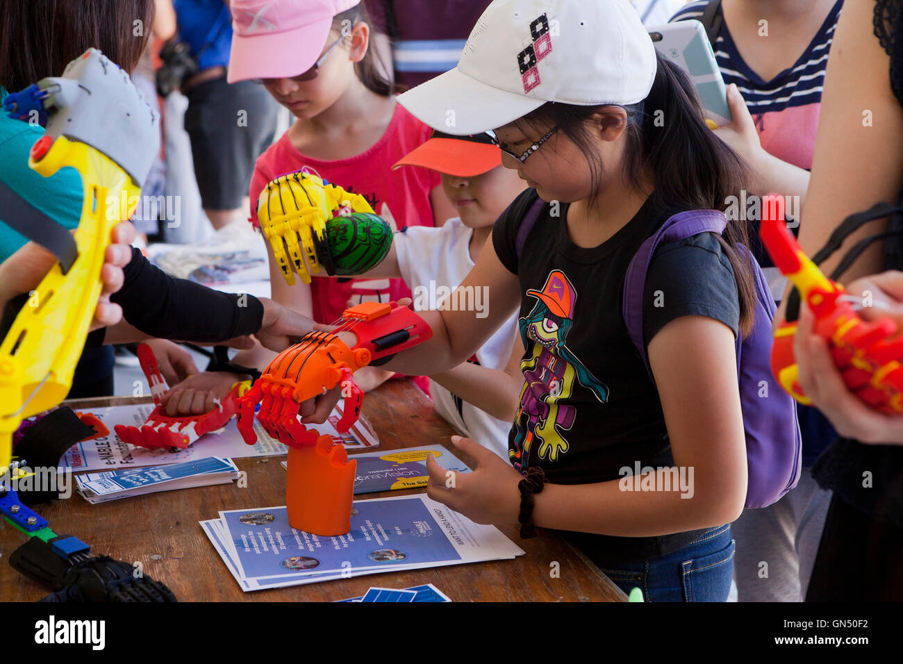 Main mécanique essayer écolier à science fair - USA Banque D'Images