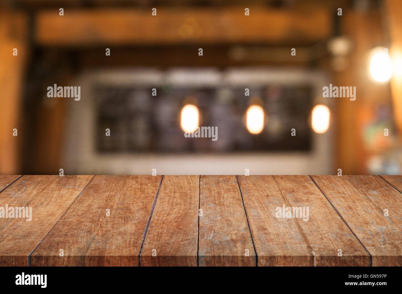 Table en bois brun avec café blurred abstract background Banque D'Images