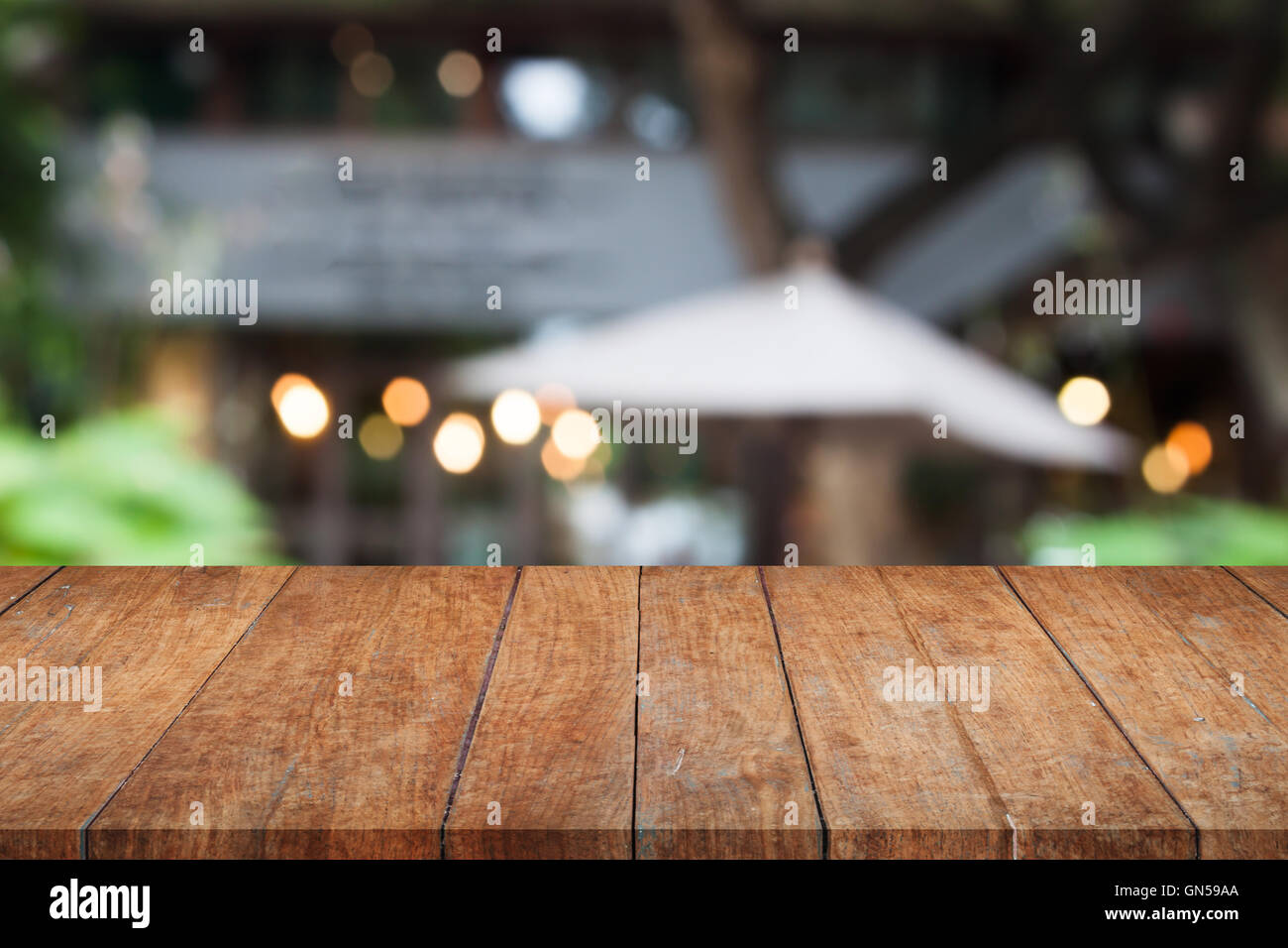 Table en bois brun Perspective avec cafe blurred abstract background Banque D'Images
