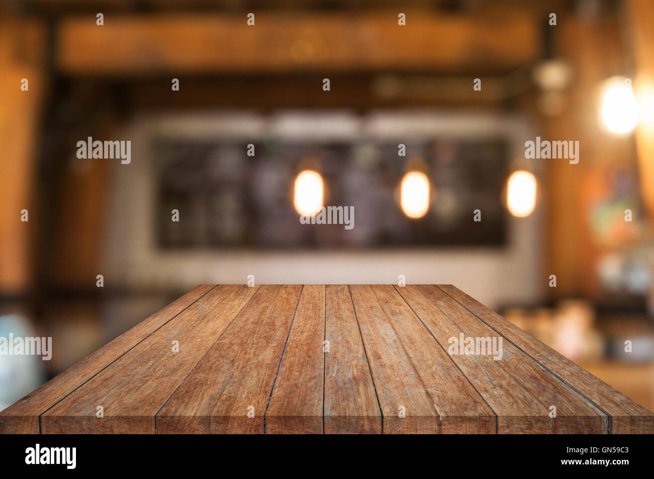 Table en bois avec vue haut café blurred abstract background Banque D'Images