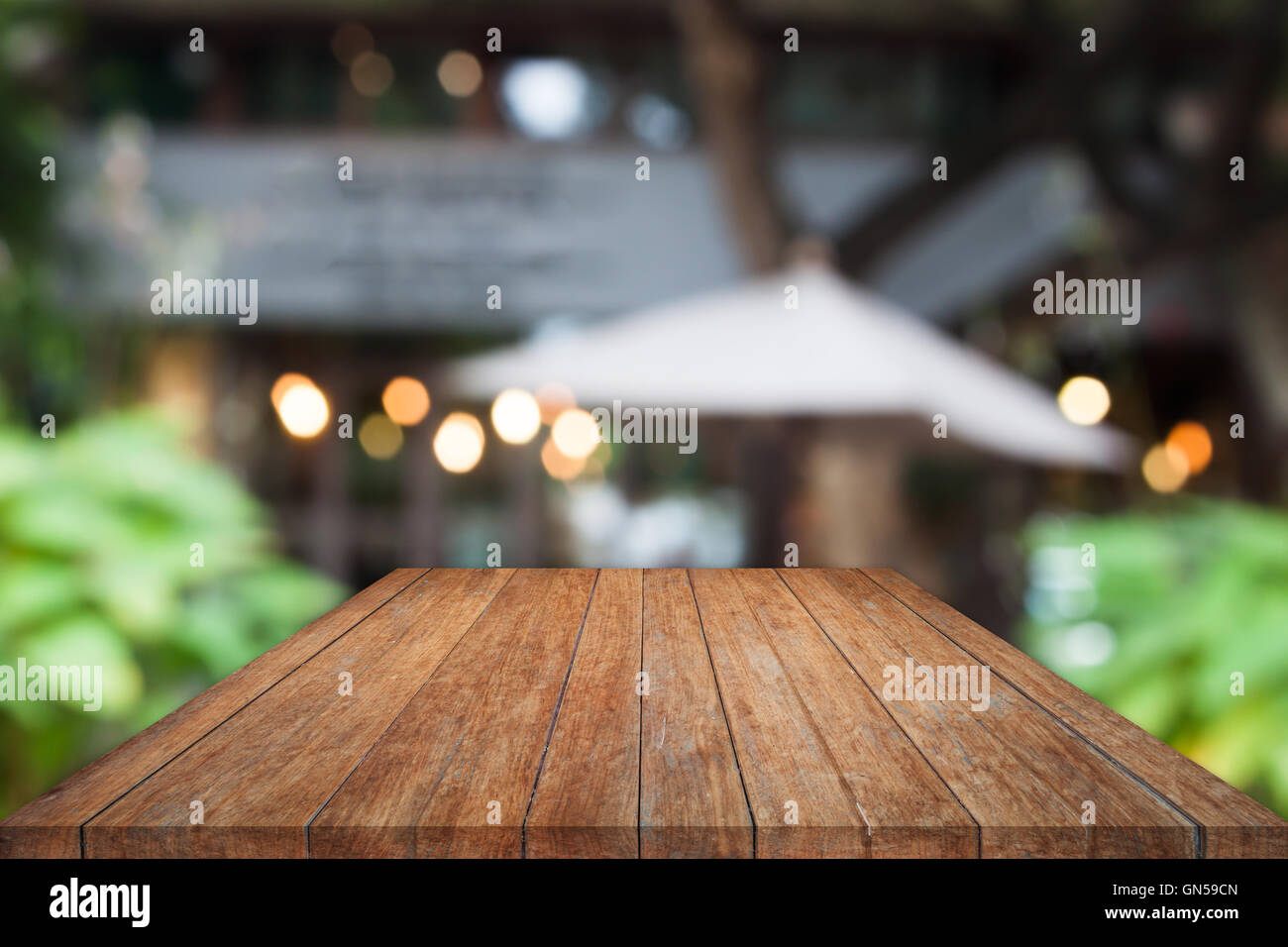 Table en bois avec dessus Vue brouillée cafe abstract background Banque D'Images