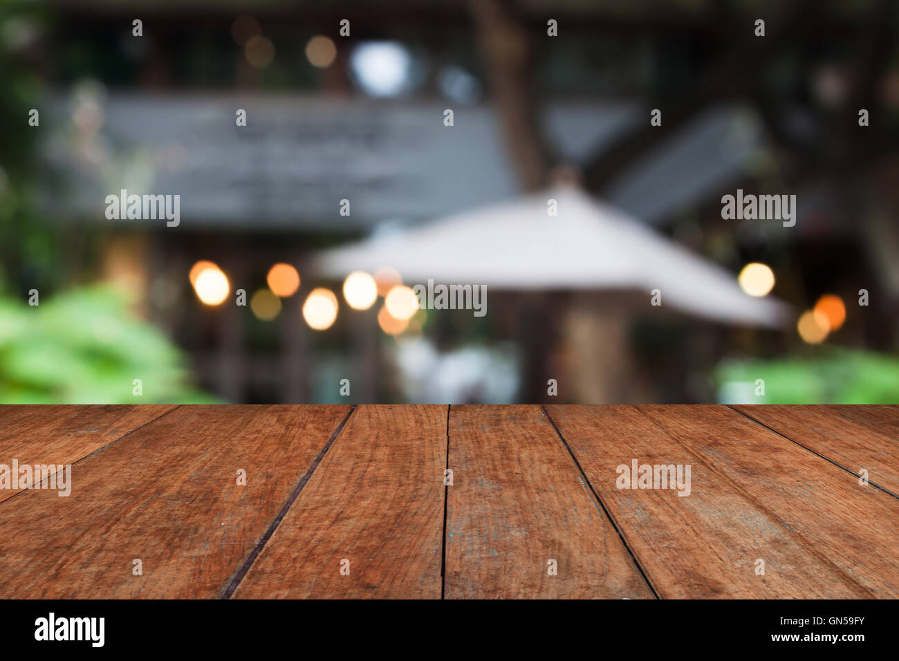 Haut de table en bois avec cafe blurred abstract background Banque D'Images