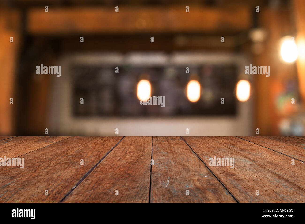 Haut de table en bois avec café blurred abstract background Banque D'Images