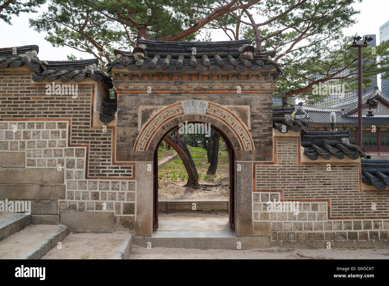 Mur et embarquement à l'palais Deoksugung à Séoul, Corée du Sud. Banque D'Images Mur et embarquement à l'palais Deoksugung à Séoul, Corée du Sud. Banque D'Images