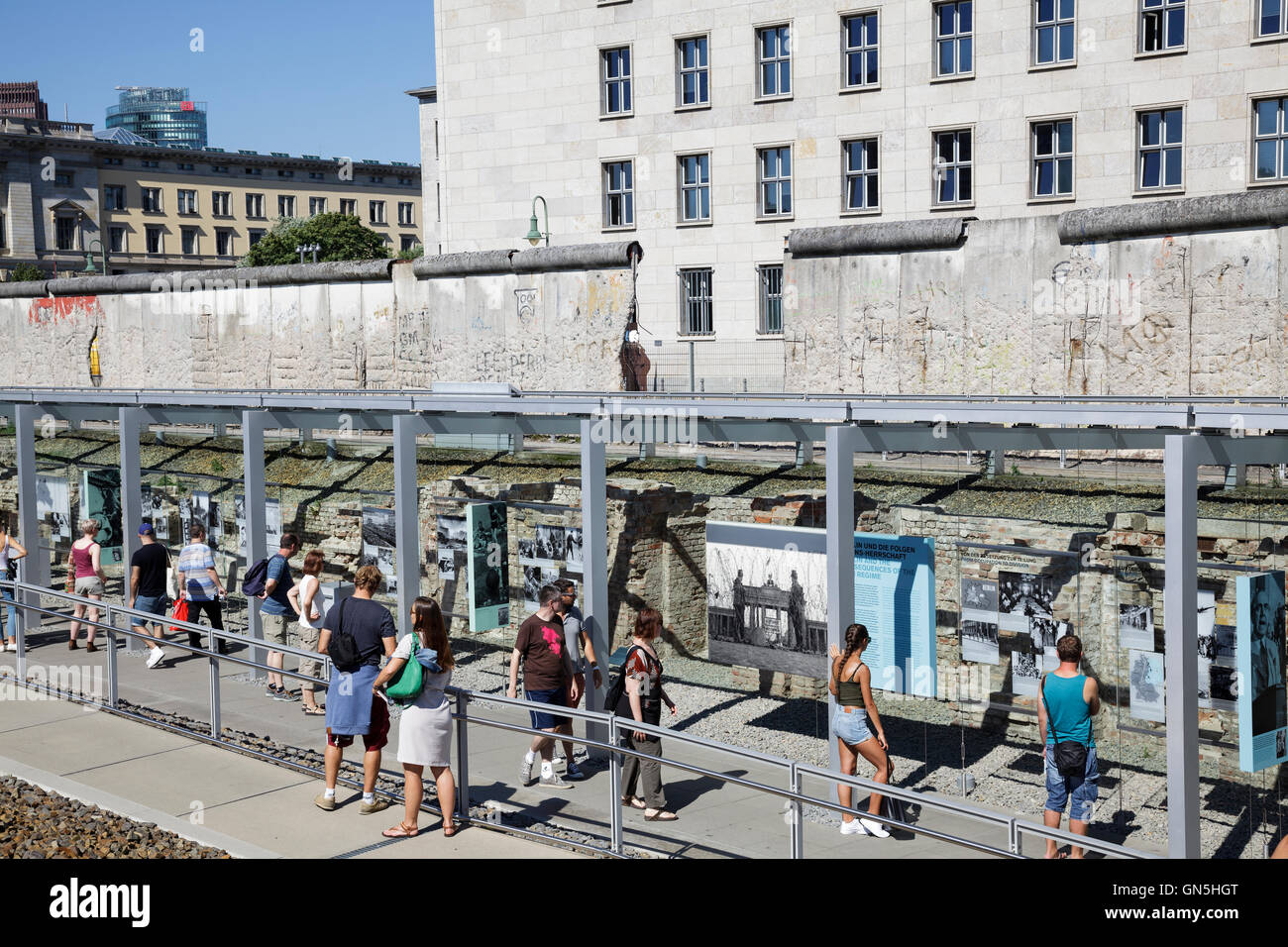 Les gens affichage de l'exposition en plein air à la topographie de la terreur, Berlin, Allemagne Banque D'Images