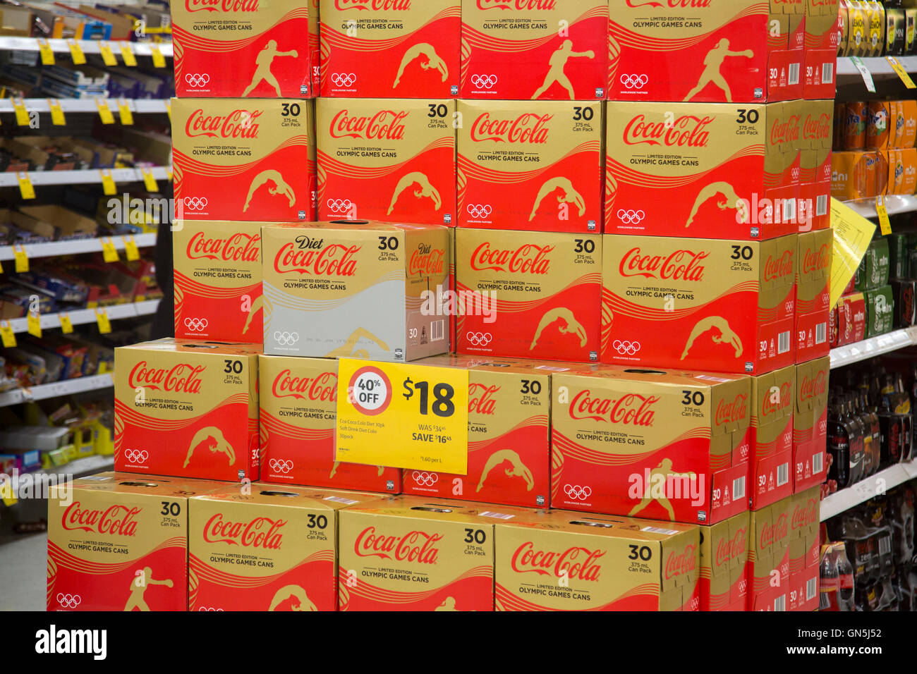 Les cas de Coca Cola boisson gazeuse dans un supermarché Coles à Sydney, Australie Banque D'Images