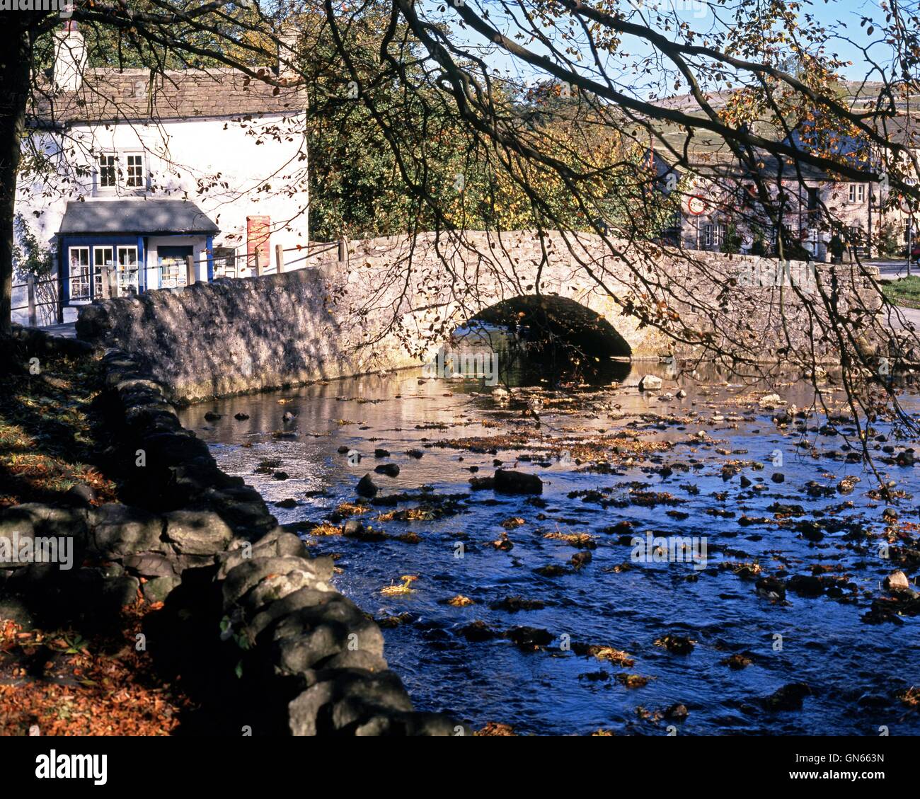 Vue sur le pont au-dessus de Packhorse Malham Beck, Malham, Yorkshire, Angleterre, Royaume-Uni, Europe de l'Ouest. Banque D'Images