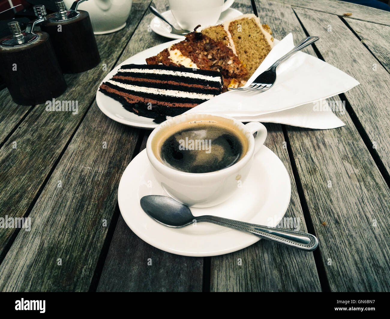 Petit-déjeuner avec café et gâteaux Banque D'Images