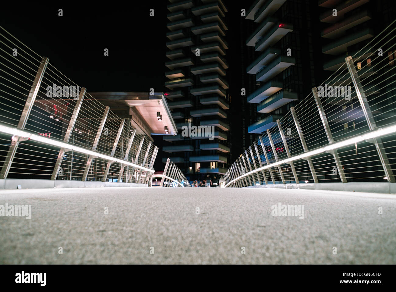 Les gens rapide sur une passerelle dans la ville moderne Banque D'Images