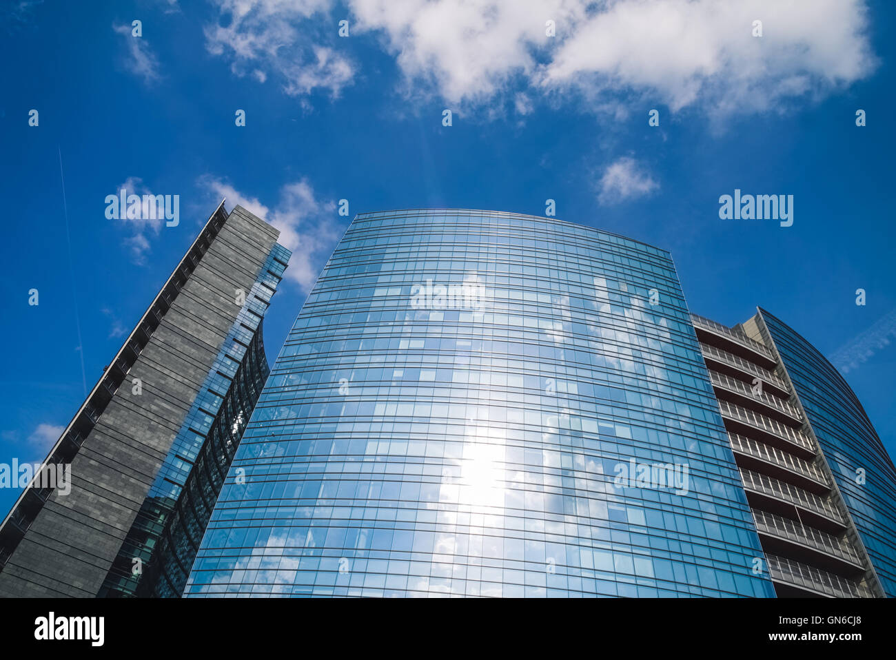 Façade en verre d'un des bâtiments modernes et les nuages Banque D'Images