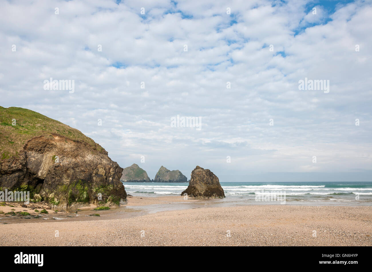 La plage de Baie de Holywell, sur la côte de Cornouailles, Angleterre. Vue donnant sur la mer et les rochers connu sous le nom de roches de goélands. Banque D'Images