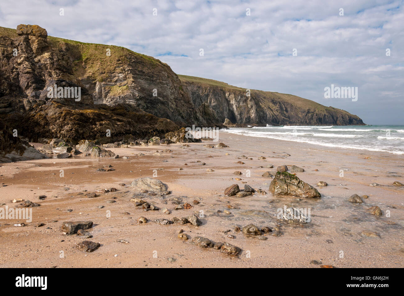 Des falaises rocheuses à Holywell Bay sur la côte de Cornouailles, Angleterre. Banque D'Images