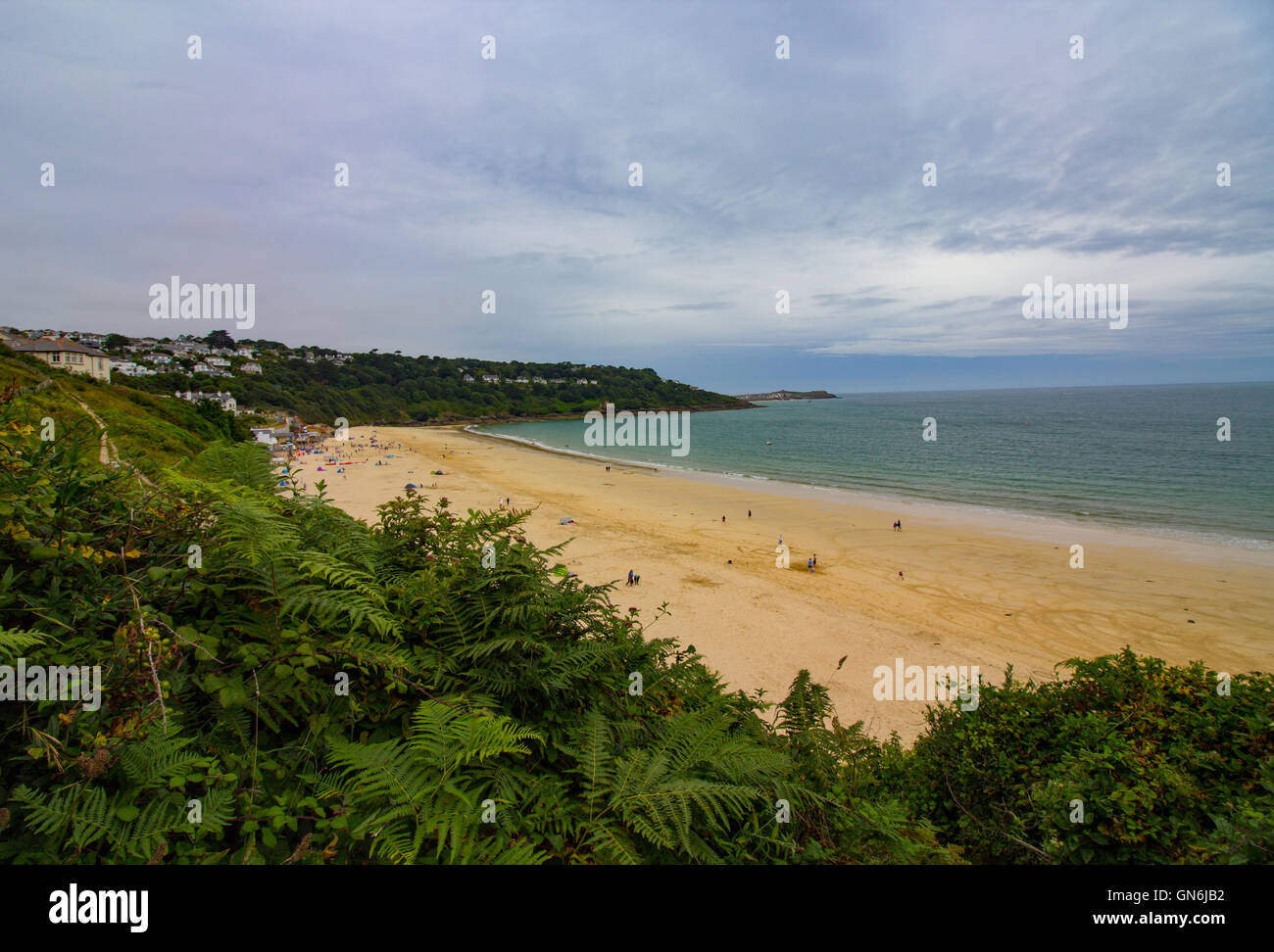 Le golden sands à Carbis Bay, Cornouailles capturé sur un moody summers jour au Royaume-Uni. Banque D'Images