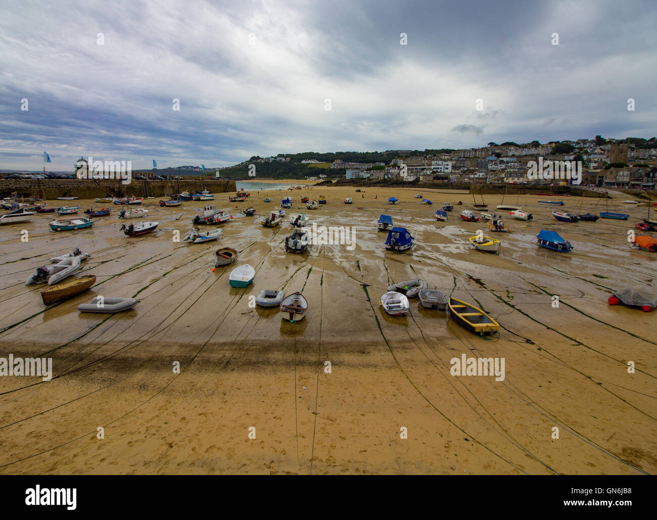 Les petits bateaux s'échouer à marée basse dans le port de St Ives, Cornwall, UK Banque D'Images