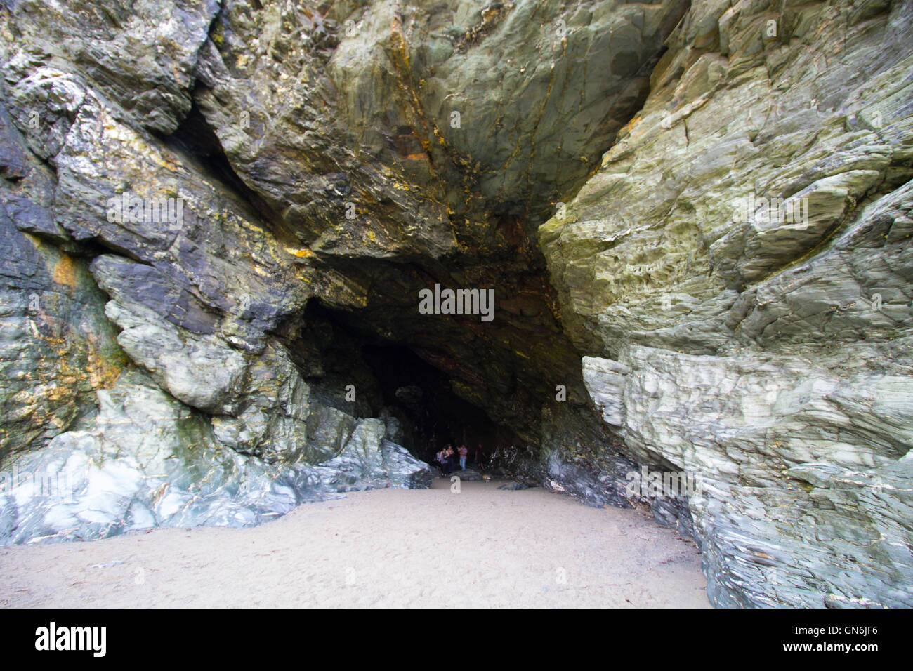 Entrée de la grotte de Merlin, sous le château de Tintagel, Cornwall, UK Banque D'Images